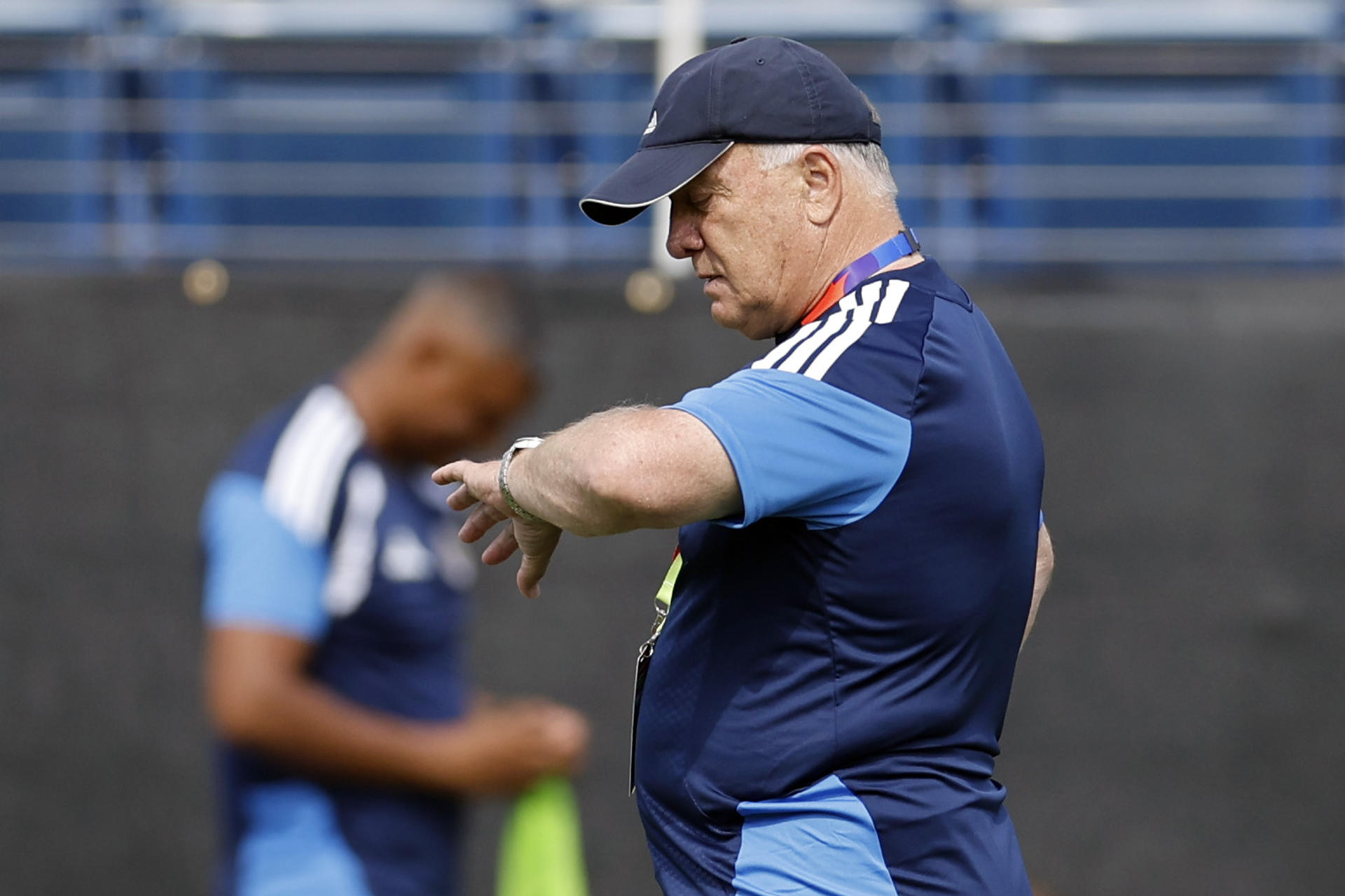 El entrenador de la selección de Curaçao, Dick Advocaat, durante el entrenamiento que han llevado a cabo en las instalaciones de la Florida Atlantic University, en Boca Ratón (Florida) para preparar el partido que mañana disputarán ante Ecuador. EFE/Alberto Estévez