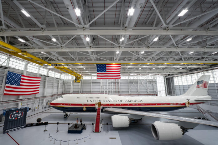 Fotografía difundida por la Fuerza Aérea de EE.UU. del nuevo Air Force One, un Boeing 747-8, en su primera exhibición pública este viernes, en la Base Conjunta Andrews, el aeródromo militar situado a las afueras de Washington (EE.UU.). EFE/ Fuerza Aérea de EE.UU. / SOLO USO EDITORIAL/ SOLO DISPONIBLE PARA ILUSTRAR LA NOTICIA QUE ACOMPAÑA (CRÉDITO OBLIGATORIO)
