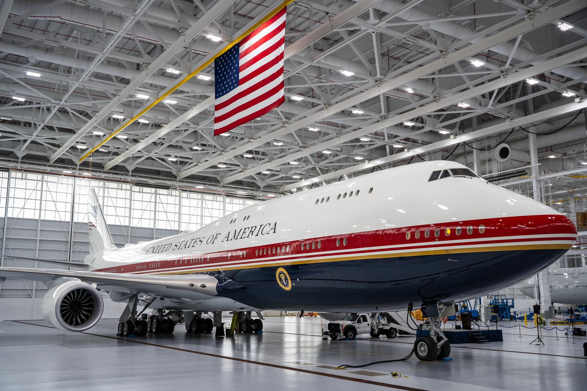 Fotografía difundida por la Fuerza Área de EE.UU. del nuevo Air Force One, un Boeing 747-8, en su primera exhibición pública este viernes, en la Base Conjunta Andrews, el aeródromo militar situado a las afueras de Washington (EE.UU.). EFE/ Fuerza Áerea de EE.UU. / SOLO USO EDITORIAL/ SOLO DISPONIBLE PARA ILUSTRAR LA NOTICIA QUE ACOMPAÑA (CRÉDITO OBLIGATORIO)