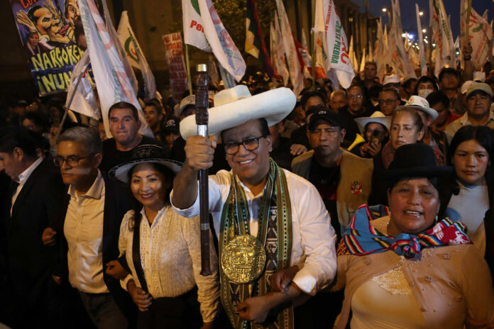 El candidato a la Presidencia de Perú Roberto Sánchez (c) participa en una manifestación contra los resultados de la segunda vuelta de los comicios que sitúan como virtual ganadora a la derechista Keiko Fujimori, este viernes en Lima (Perú). EFE/ Paolo Aguilar
