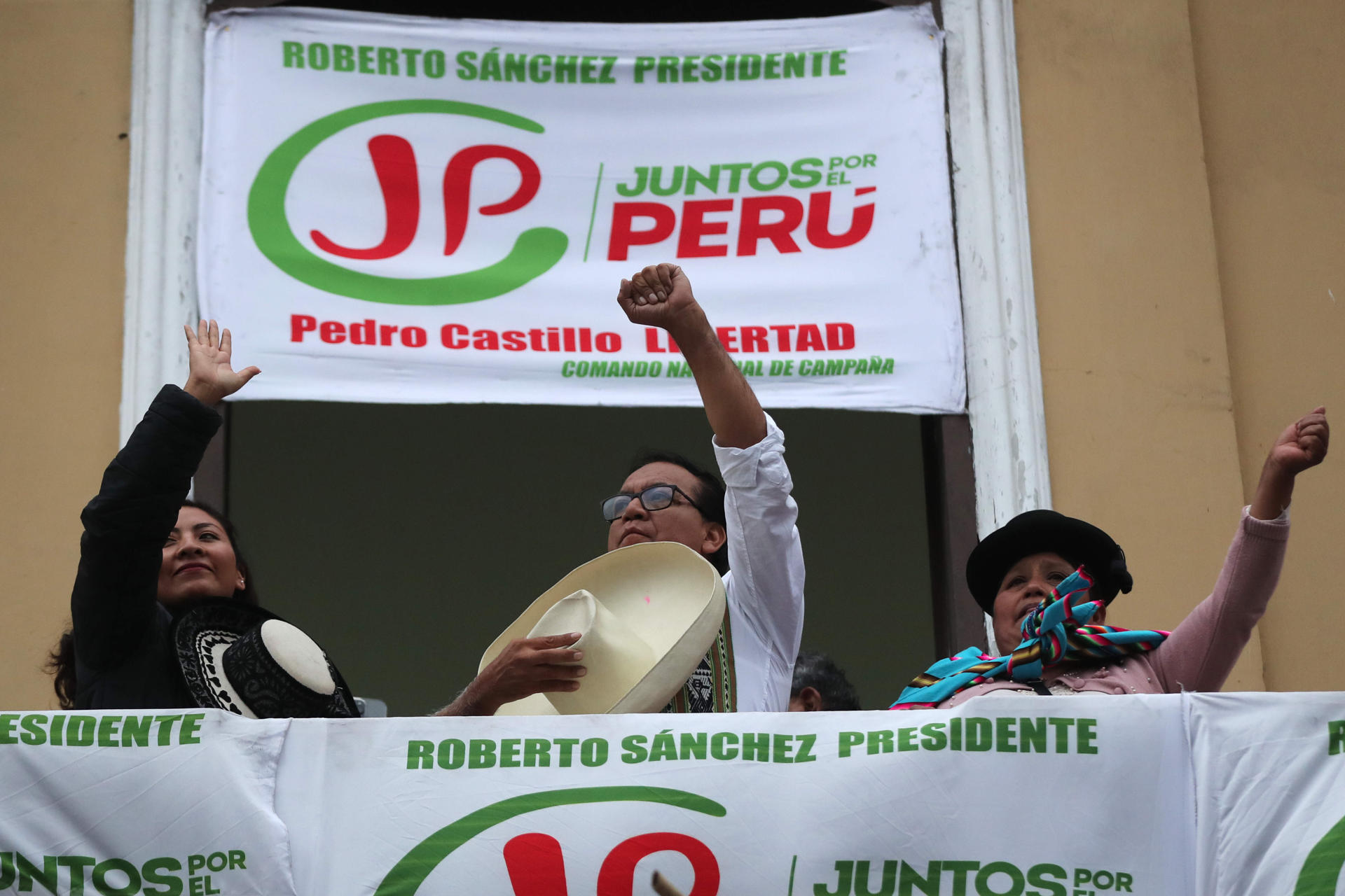 El candidato a la Presidencia de Perú Roberto Sánchez (c) saluda a simpatizantes en una manifestación contra los resultados de la segunda vuelta de los comicios que sitúan como virtual ganadora a la derechista Keiko Fujimori, este viernes en Lima (Perú). EFE/ Paolo Aguilar
