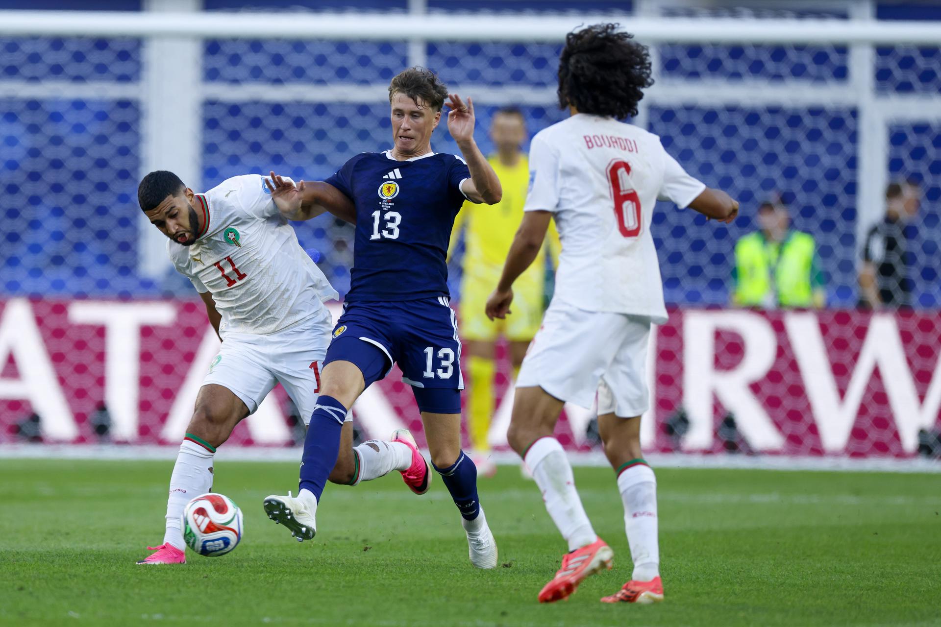 El mediocampista marroquí Ismael Saibari (i) y el defensa escocés Jack Hendry (c) en acción durante el partido de la fase de grupos de la Copa Mundial de la FIFA 2026 entre Escocia y Marruecos en el Estadio de Boston en Foxborough, Massachusetts (EE.UU.). EFE/GREG M. COOPER
