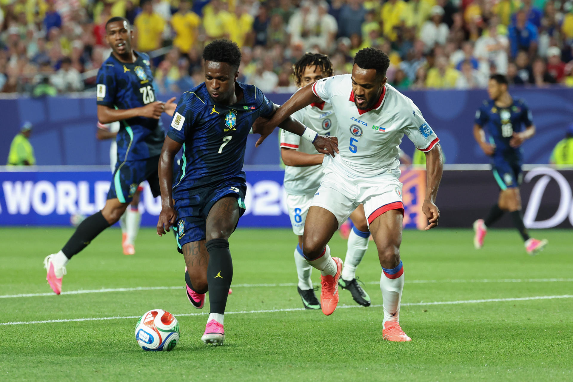 Vinícius Júnior (i) de Brasil disputa el balón con Hannes Delcroix de Haití este viernes durante un partido del Grupo C del Mundial 2026 en el estadio Lincoln Financial Field, en Filadelfia. EFE/ Sebastiao Moreira