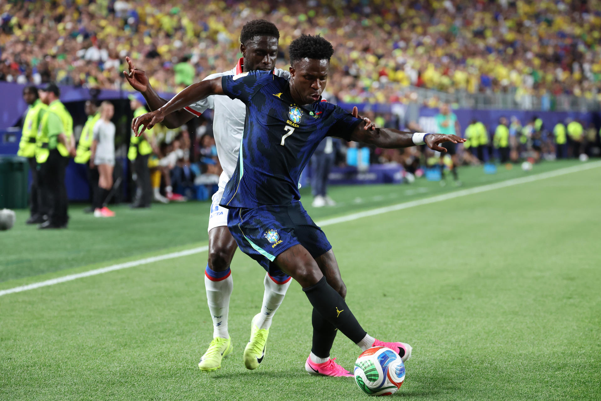 Vinícius Júnior (d), de Brasil, disputa el balón con Carlens Arcus, de Haití, en el estadio Lincoln Financial Field en Filadelfia. EFE/Sebastiao Moreira