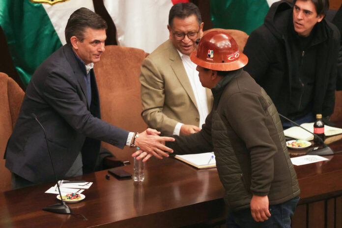 El presidente de Bolivia, Rodrigo Paz, saluda al dirigente de la Central Obrera Boliviana (COB), Mario Argollo, durante el inicio de una reunión en La Paz (Bolivia). EFE/ Luis Gandarillas

