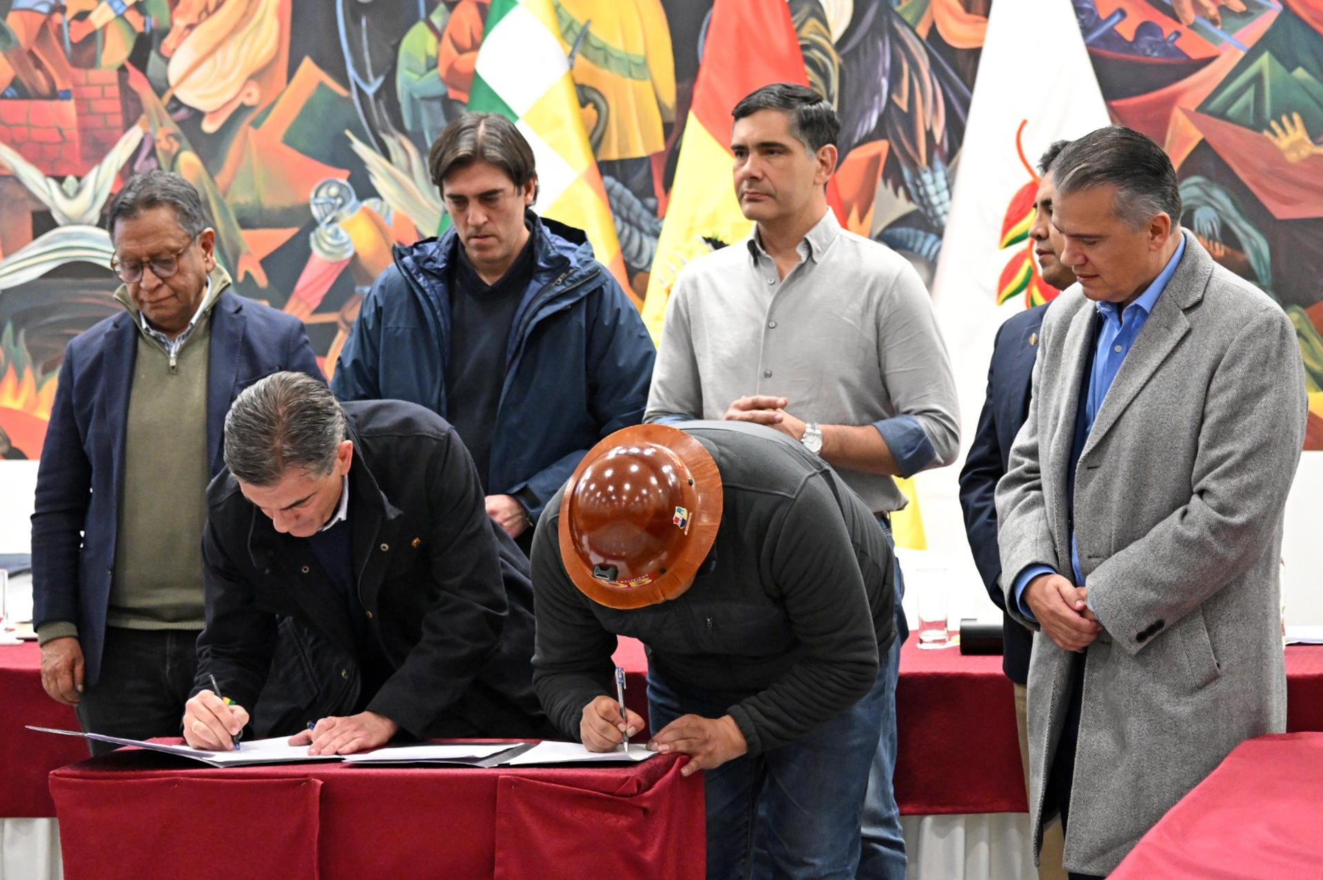 Fotografía cedida por la Presidencia de Bolivia que muestra al mandatario boliviano, Rodrigo Paz (i), durante la firma de un acuerdo para "pacificar" el país tras siete semanas de conflicto, junto al dirigente de la Central Obrera Boliviana (COB), Mario Argollo en La Paz (Bolivia). EFE/ Presidencia de Bolivia