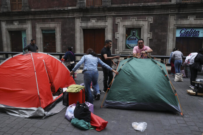 Maestros de la Coordinadora Nacional de Trabajadores de la Educación levantan los plantones que mantenían, tras una jornada de deliberaciones internas en la que sus dirigentes admitieron avances parciales con la Secretaría de Educación Pública, en Ciudad de México (México). EFE/ Madla Hartz
