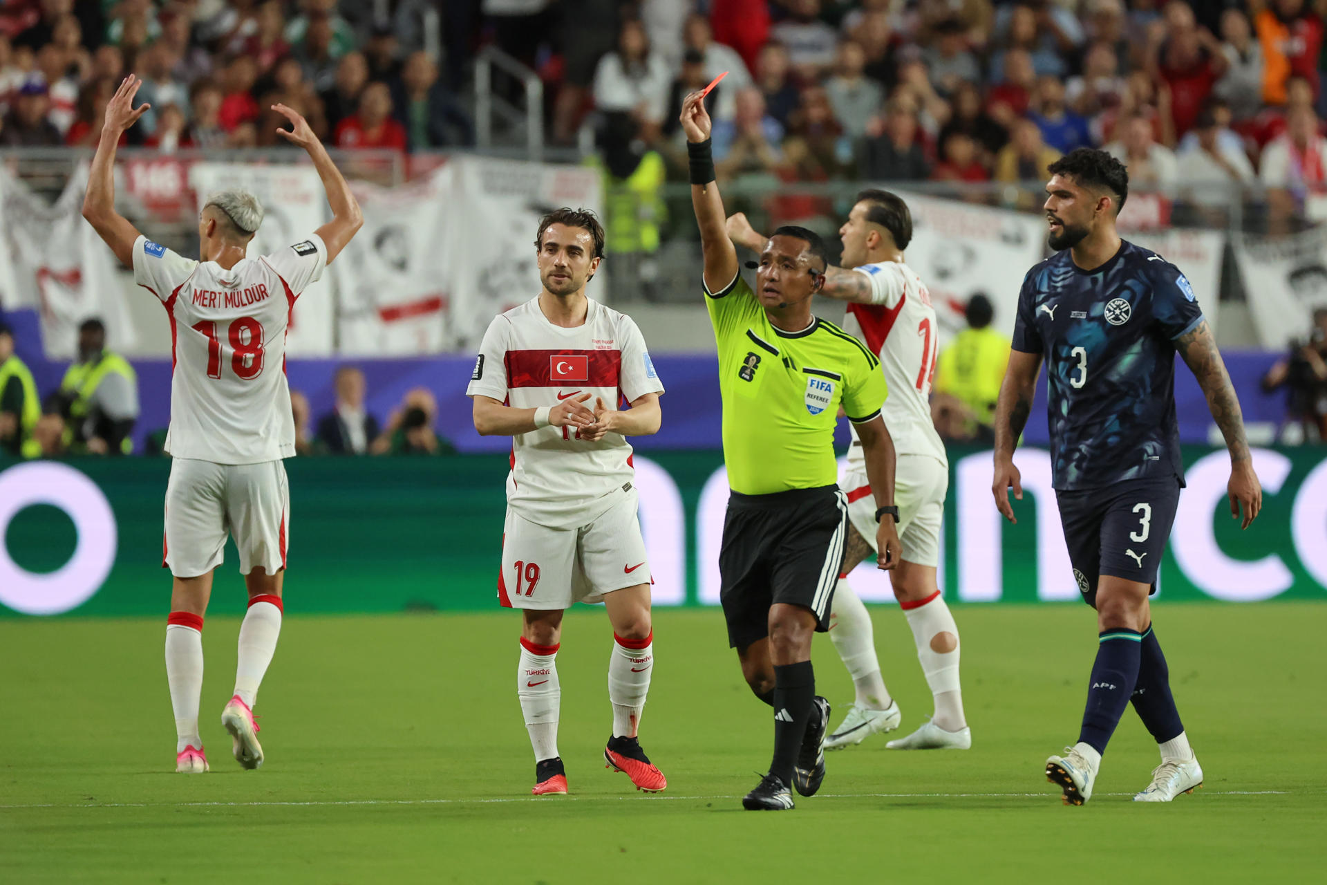 El árbitro salvadoreño Iván Barton sanciona con tarjeta roja al paraguayo Miguel Almirón (no aparece en la foto), en el partido ante Turquía en Santa Clara (Estados Unidos). EFE/Miguel Gutiérrez
