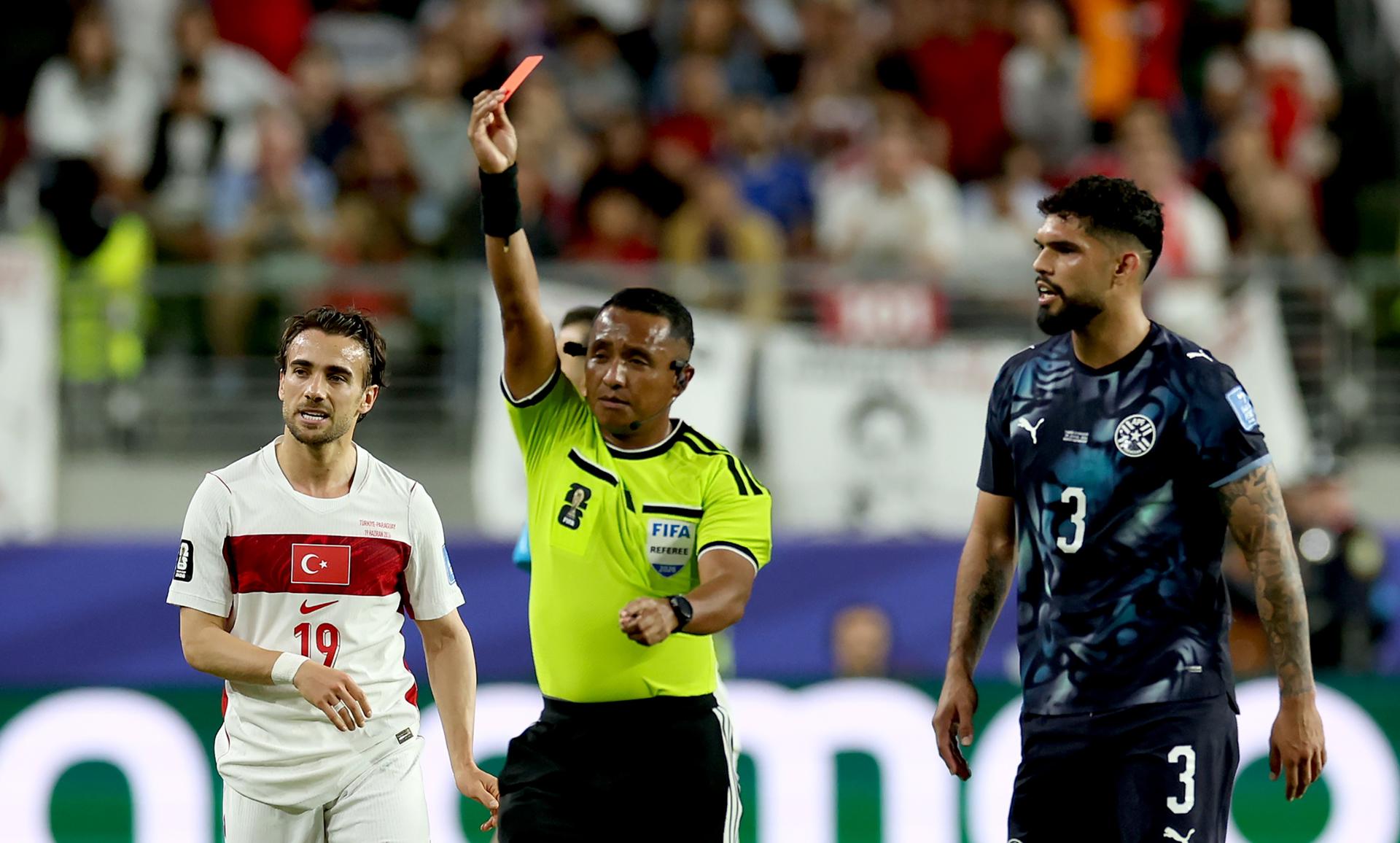 El árbitro Iván Arcides Barton Cisneros muestra una tarjeta roja a Miguel Almirón, de Paraguay, durante el partido de la Copa Mundial 2026 ante Turquía en San Francisco (EE.UU.). EFE/EPA/BENJAMIN FANJOY

