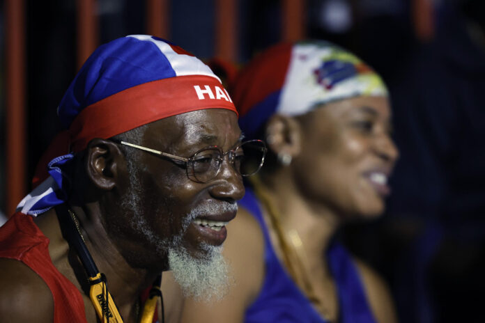 Un aficionado de Haití observa la transmisión del partido del Mundial de la FIFA 2026 contra Brasil, este viernes en los alrededores del Centro Cultural Little Haití en Miami (Estados Unidos). EFE/ Alberto Estévez
