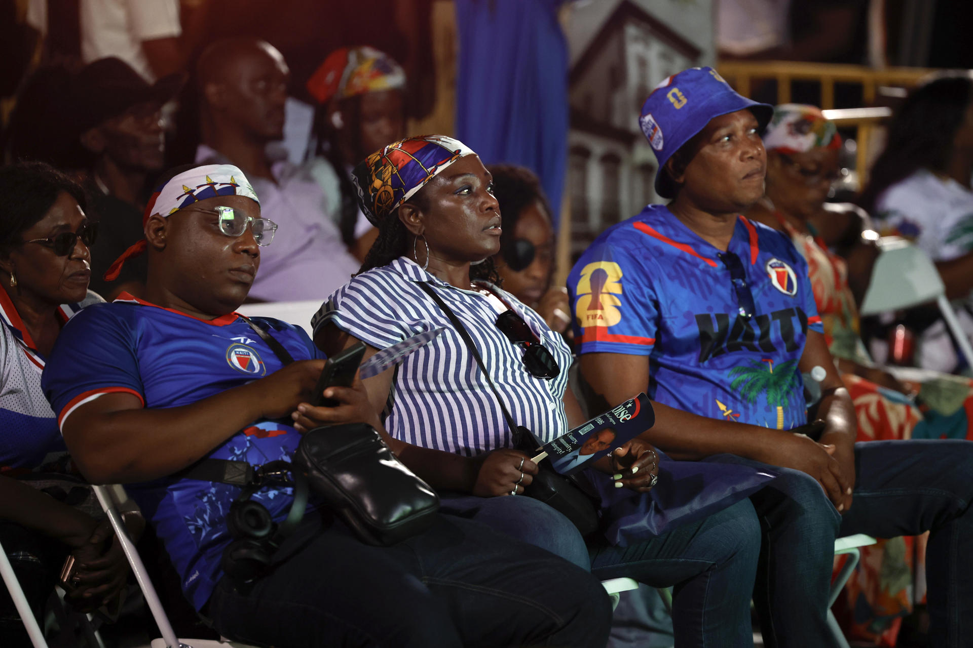 Aficionados de Haití observan la transmisión del partido del Mundial de la FIFA 2026 contra Brasil, este viernes en los alrededores del Centro Cultural Little Haití en Miami (Estados Unidos). EFE/ Alberto Estévez
