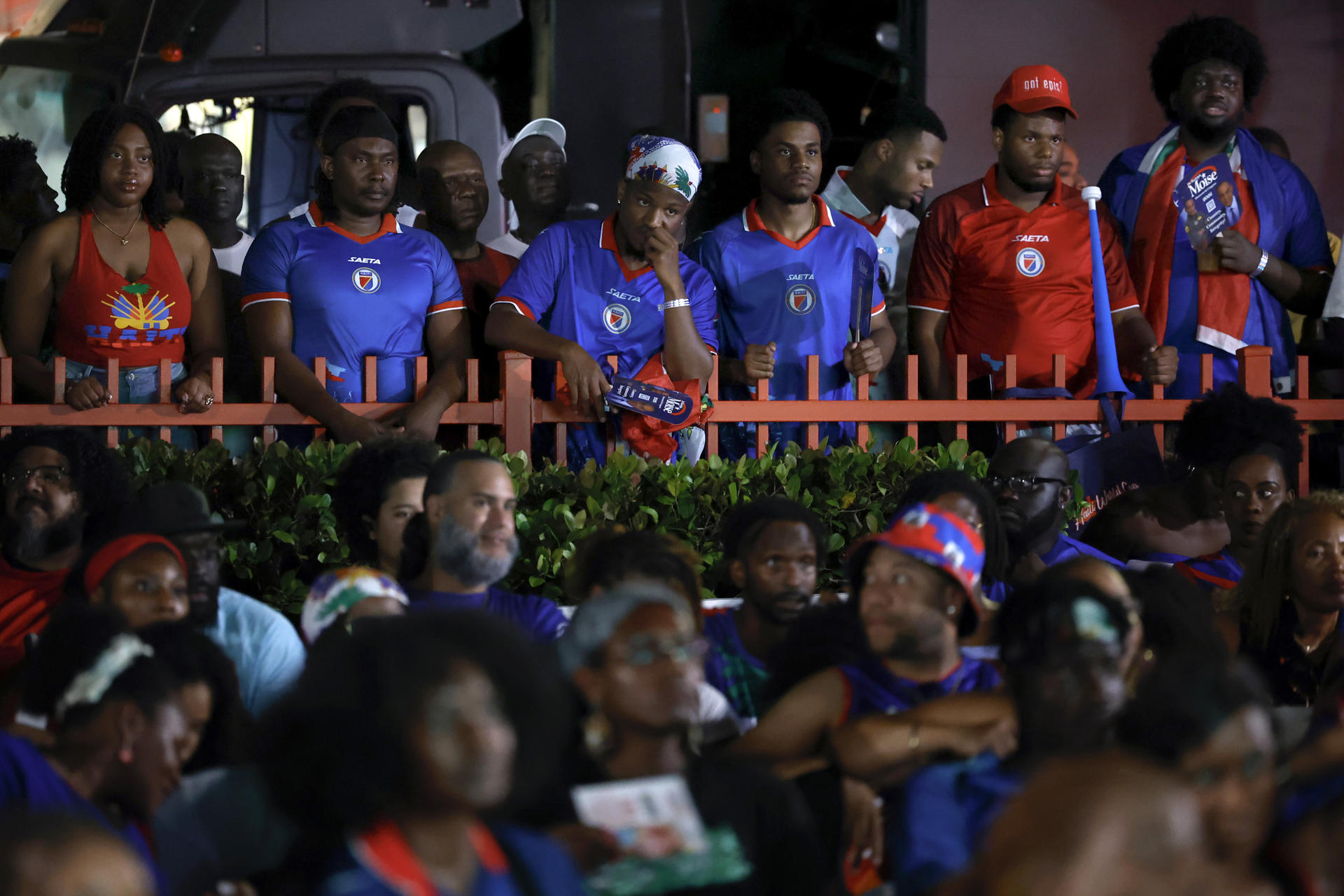 Aficionados de Haití observan la transmisión del partido del Mundial de la FIFA 2026 contra Brasil, este viernes en los alrededores del Centro Cultural Little Haití en Miami (Estados Unidos). EFE/ Alberto Estévez
