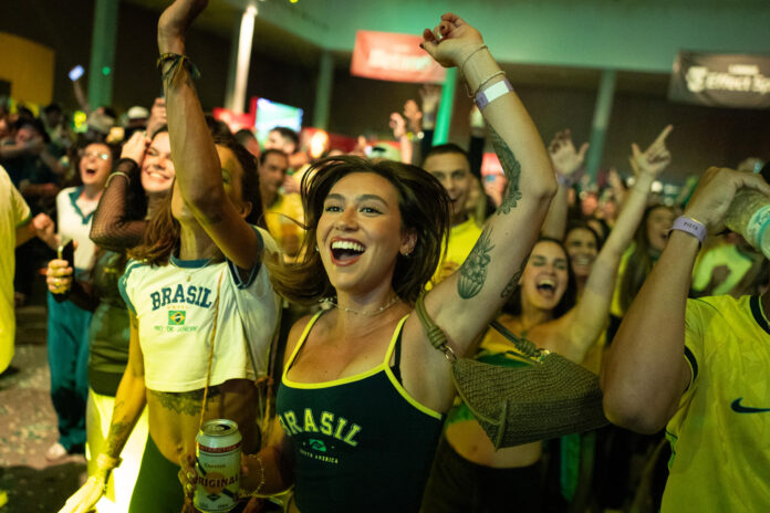Aficionados de la selección de Brasil celebran durante la transmisión del partido contra Haití en el Mundial de la FIFA 2026, este viernes en Sao Paulo (Brasil). EFE/ Isaac Fontana
