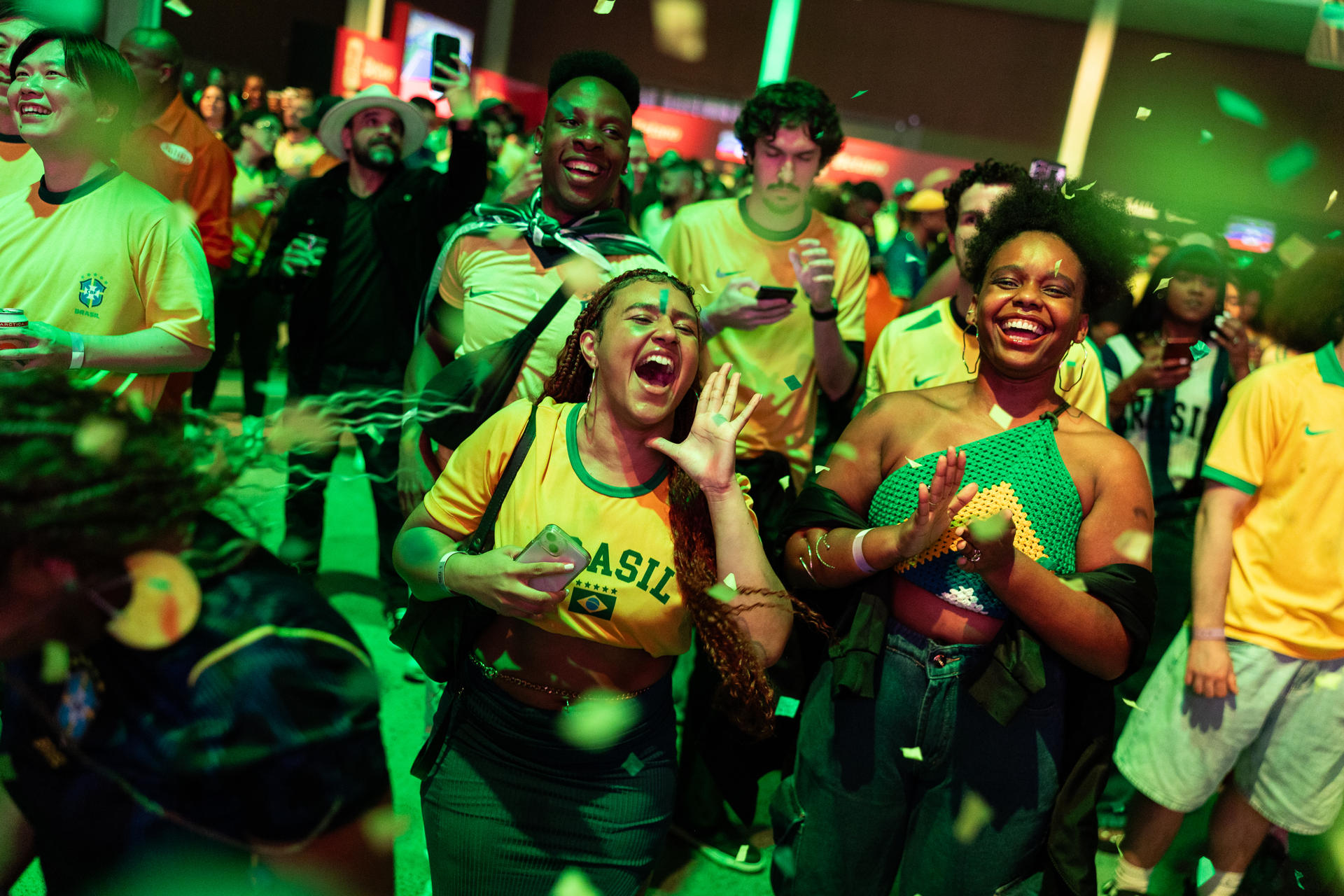 Aficionados de la selección de Brasil celebran durante la transmisión del partido contra Haití en el Mundial de la FIFA 2026, este viernes en Sao Paulo (Brasil). EFE/ Isaac Fontana
