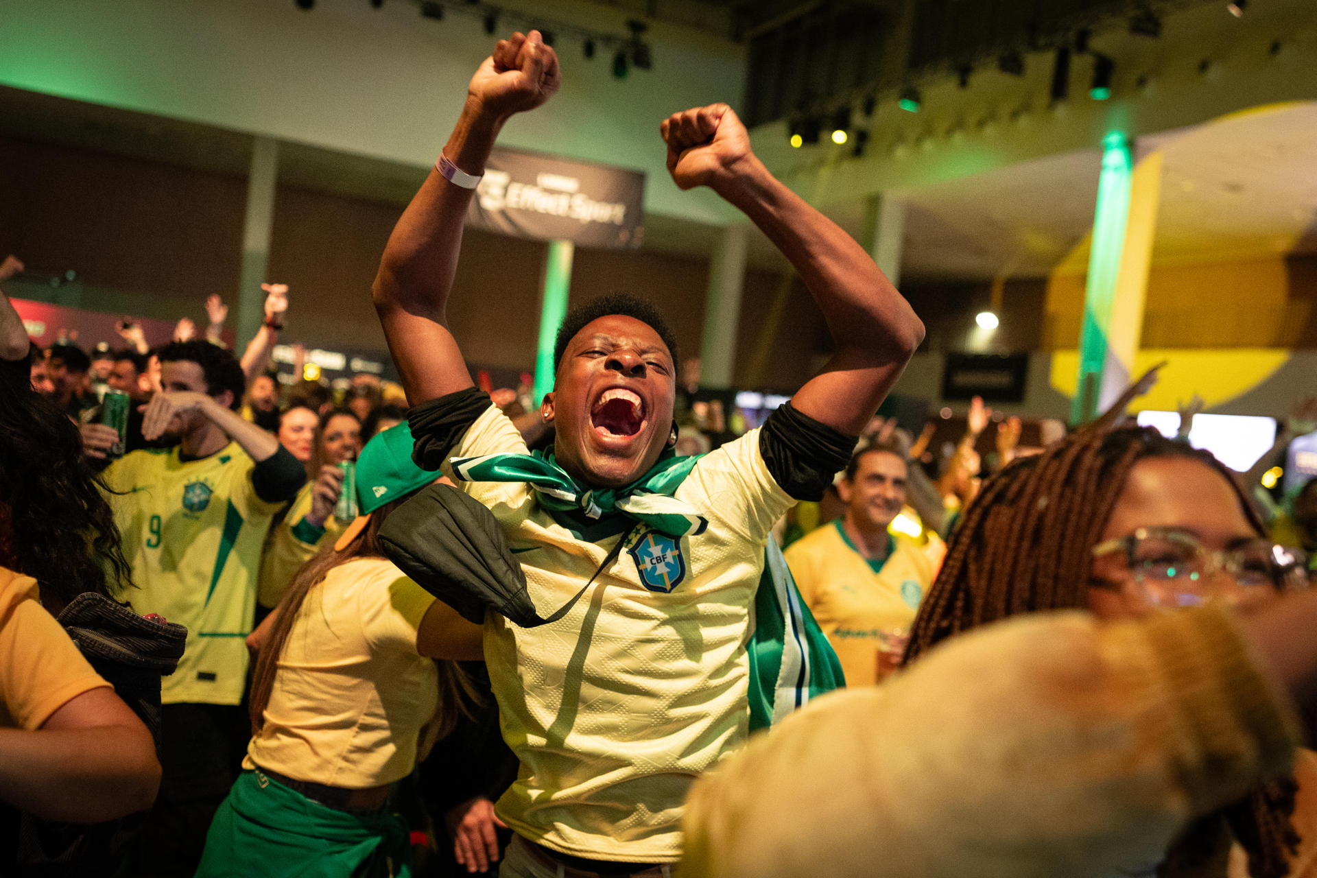 Aficionados de la selección de Brasil celebran durante la transmisión del partido contra Haití en el Mundial de la FIFA 2026, este viernes en Sao Paulo (Brasil). EFE/ Isaac Fontana
