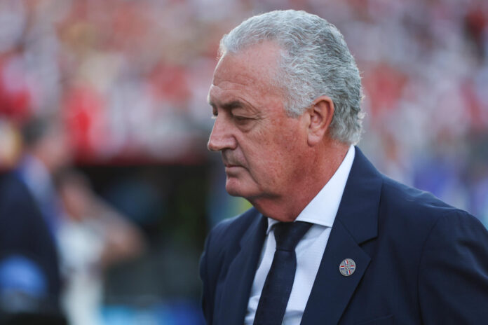 El seleccionador de Paraguay, Gustavo Alfaro, reacciona este viernes, en un partido del grupo D del Mundial de la FIFA 2026 entre Turquía y Paraguay, en el estadio Levi´s en Santa Clara (Estados Unidos). EFE/ Miguel Gutiérrez

