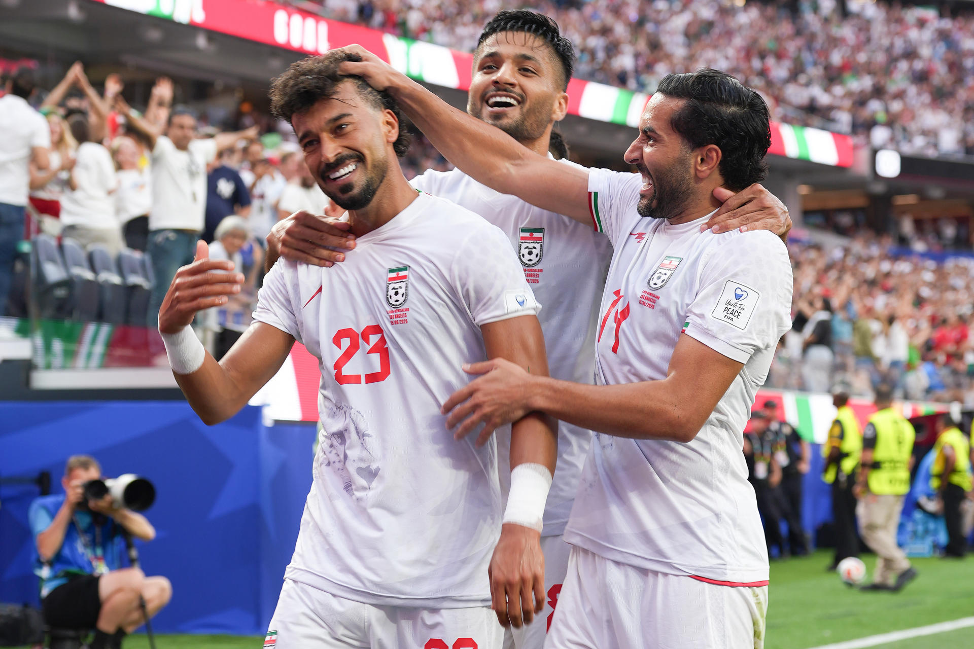 Ramin Rezaeian (i) y Saman Ghoddos (d), de Irán, celebran un gol este lunes, durante un partido del grupo G del Mundial de la FIFA 2026 entre Irán y Nueva Zelanda en el estadio SoFi en Los Ángeles (Estados Unidos). EFE/ Omar Alonso
