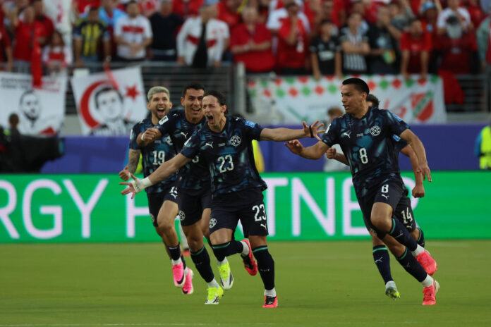 El jugador de Paraguay, Matías Galarza celebra su gol ante Turquía (c) durante el partido del grupo D del Mundial de la FIFA 2026 entre Turquía y Paraguay, en el estadio Levi´s en Santa Clara (Estados Unidos), este viernes. EFE/ Miguel Gutiérrez
