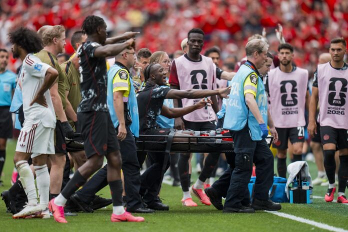 El centrocampista canadiense Ismael Koné (c) es trasladado en camilla tras sufrir una dura lesión en el partido que su selección disputó contra la de Catar el pasado 18 de junio dentro del Mundial de Estados Unidos, México y Canadá. EFE /BOB FRID
