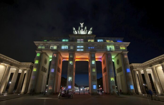 La puerta de Branderburgo iluminada durante el Festival de Luces de Berlín, Alemania. EFE/Tim Brakemeier
