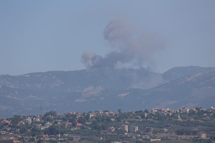 Múltiples detonaciones se registraron este sábado en el sur del Líbano, después de que el viernes Israel y la milicia chií Hizbulá acordaran un alto el fuego que entró en vigor por la tarde. EFE/ Magda Gibelli
