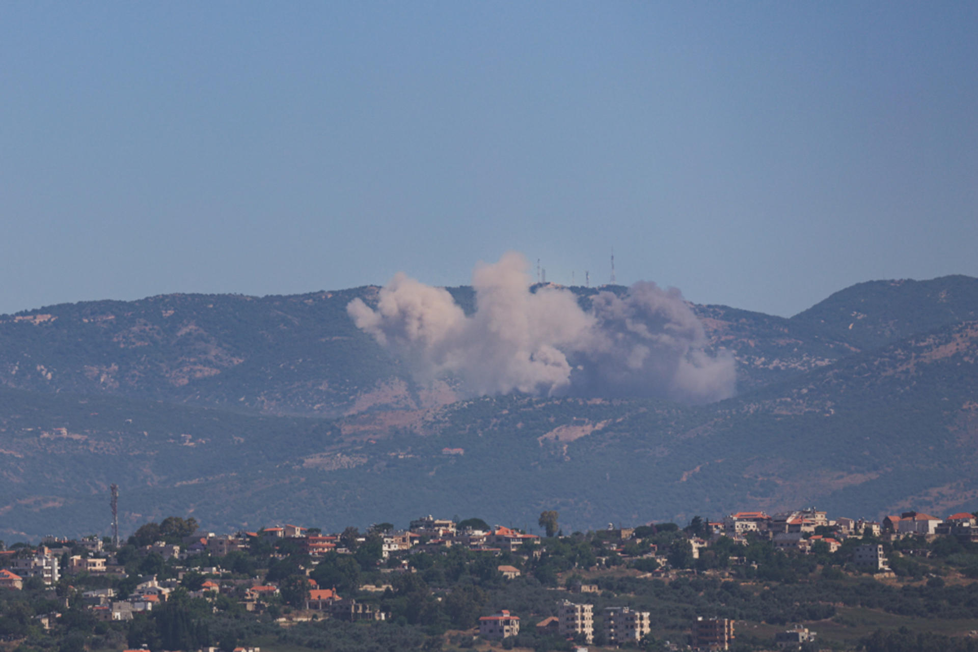 Múltiples detonaciones se registraron este sábado en el sur del Líbano, después de que el viernes Israel y la milicia chií Hizbulá acordaran un alto el fuego que entró en vigor por la tarde. EFE/ Magda Gibelli

