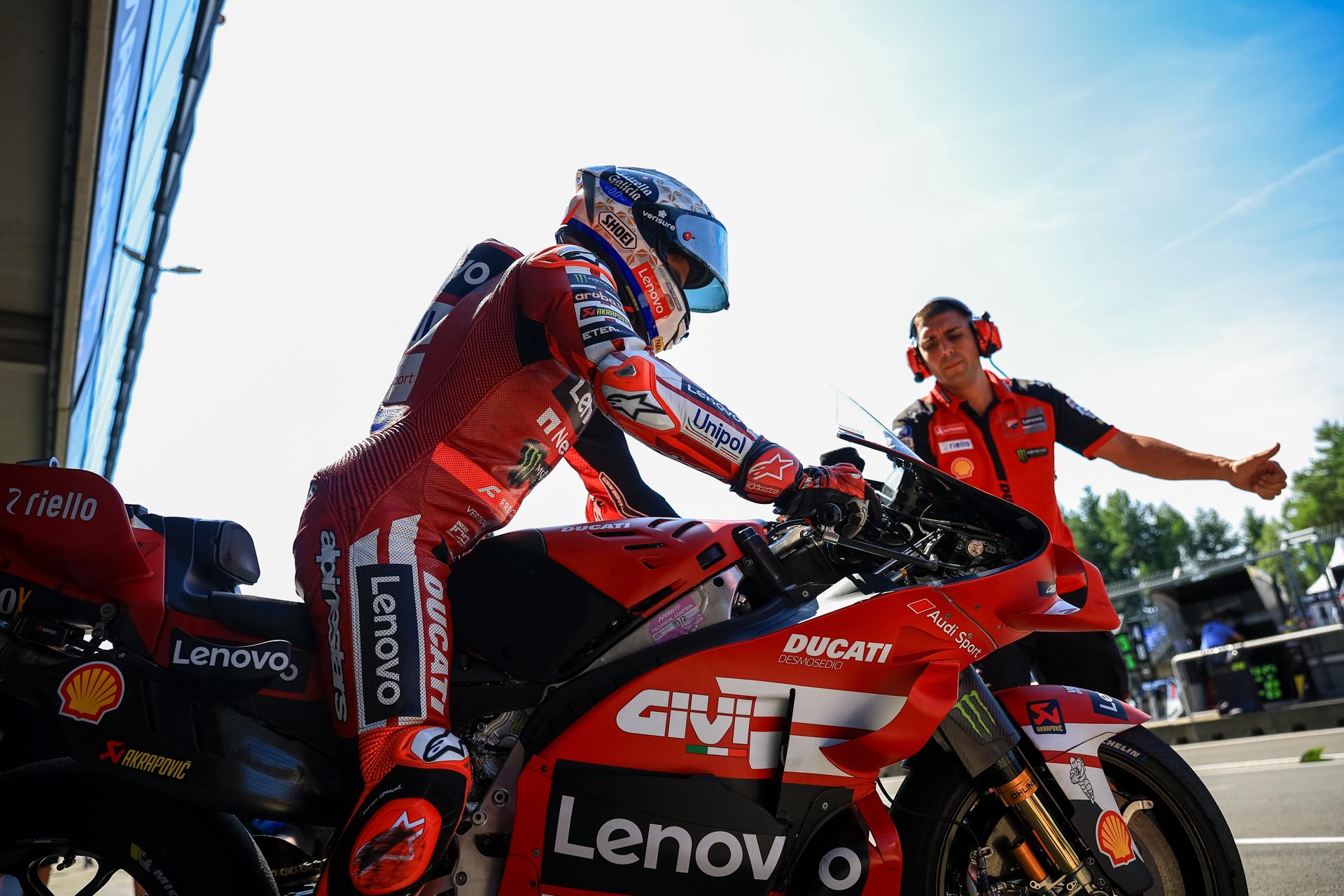El piloto español Marc Márquez, durante la sesión de entrenamientos del Gran Premio de la República Checa, este sábado, en Brno. EFE/ MARTIN DIVISEK
