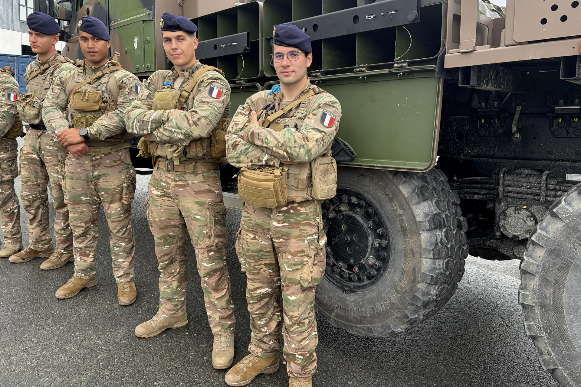Militares del Ejército francés, operarios de un sistema de artillería autopropulsada César e integrantes del grupo de combate multinacional de la OTAN estacionado en la base militar de Tapa, en Estonia. Una valla, concertinas y dientes de dragón sobre el "Puente de la Amistad" separan a la ciudad estonia de Narva de la localidad de Ivángorod, en Rusia, en una frontera que luce tan parada -sin vehículos y sólo usada por unos pocos viandantes- como tensa es la relación entre la nación báltica y su vecino ruso. EFE/Salvador Martínez Mas
