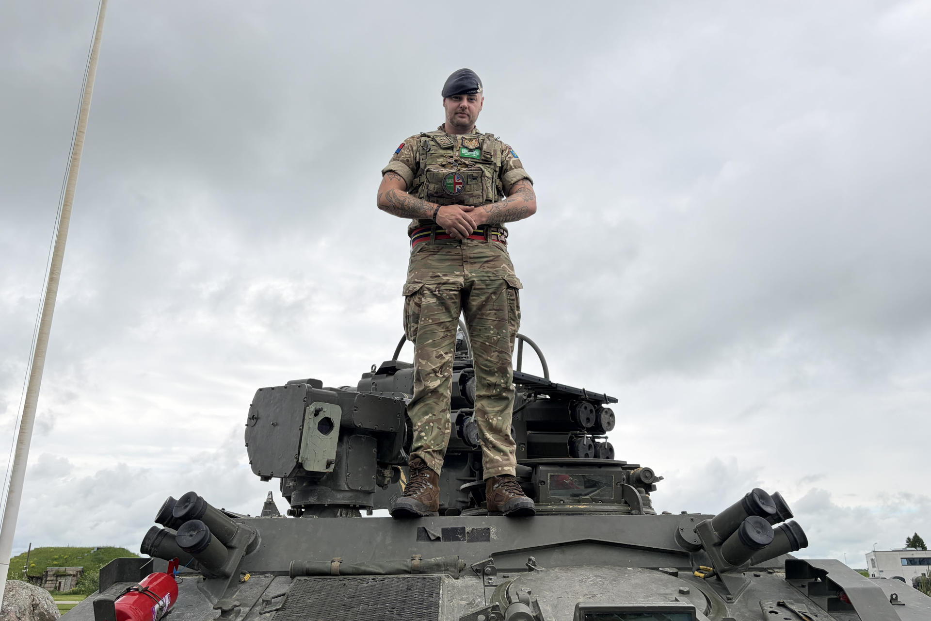 El artillero O'Sullivan, del Ejército británico, posa sobre un vehículo Alvis Stormer para defensa aérea del grupo de combate multinacional de la OTAN estacionado en la base militar de Tapa, en Estonia. Una valla, concertinas y dientes de dragón sobre el "Puente de la Amistad" separan a la ciudad estonia de Narva de la localidad de Ivángorod, en Rusia, en una frontera que luce tan parada -sin vehículos y sólo usada por unos pocos viandantes- como tensa es la relación entre la nación báltica y su vecino ruso. EFE/Salvador Martínez Mas
