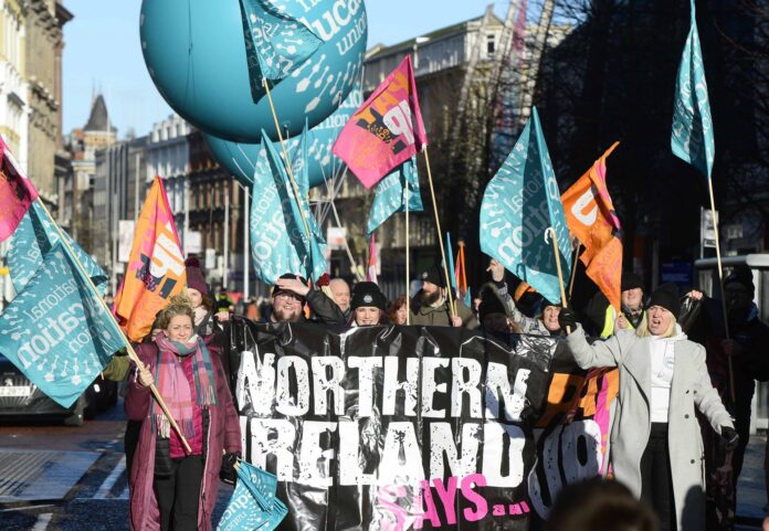 Marcha el 18 de enero de 2024 hacia el Ayuntamiento de Belfast durante una huelga del sector público en Irlanda del Norte, Reino Unido. EFE/EPA/Mark Marlow
