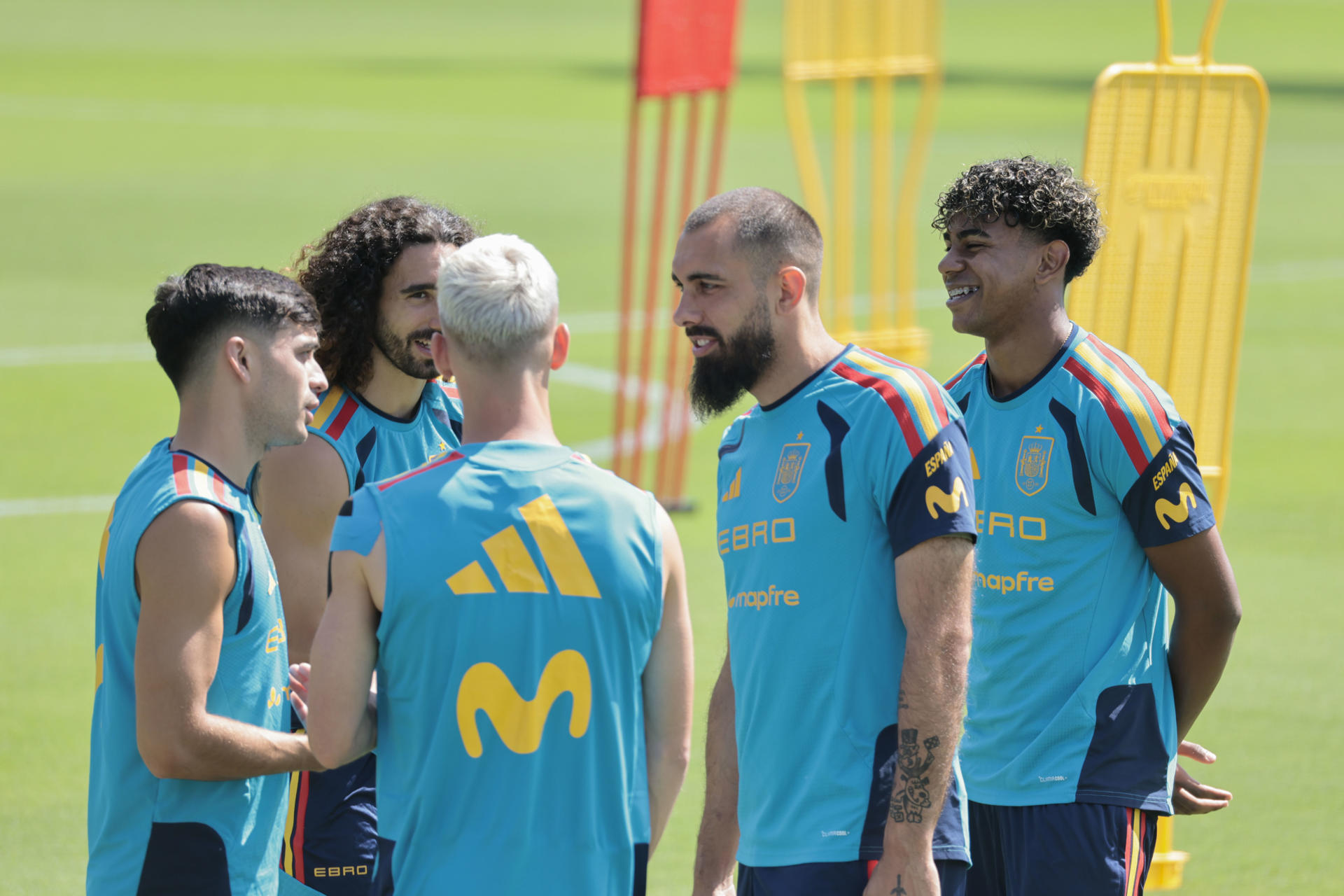 Los jugadores de la selección española Pedri, Marc Cucurella, Dani Olmo, Borja Iglesias y Lamine Yamal (i-d) conversan durante el entrenamiento del equipo este viernes en Chattanooga (Tennessee). EFE/Lavandeira jr
