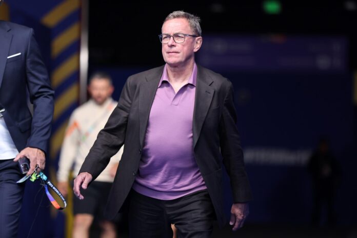 El seleccionador austriaco Ralf Rangnick accede al terreno de juego antes del partido entre Austria y Jordania del Mundial 2026. EFE/EPA/BENJAMIN FANJOY
