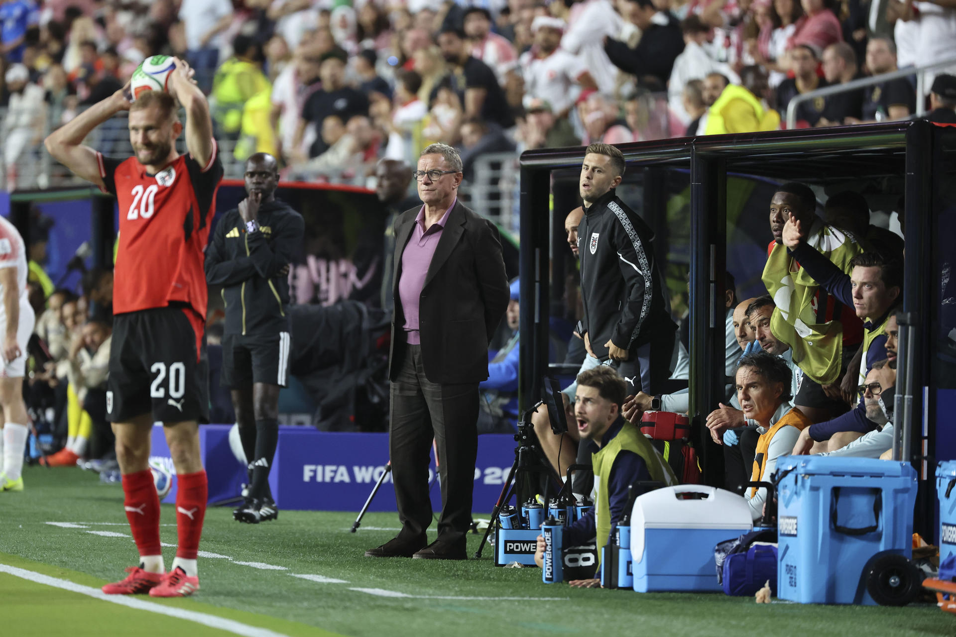 El seleccionador de Austria, Ralf Rangnick (al fondo), durante el partido del Grupo J del Mundial 2026 ante Jordania. EFE/ Miguel Gutiérrez