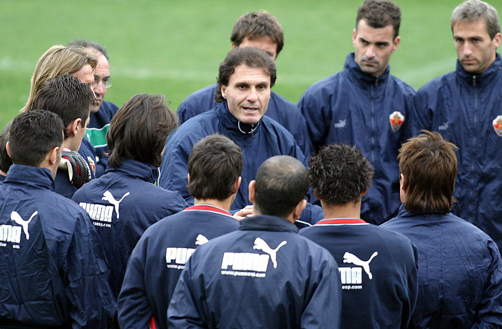 Fotografía de MORELL, en la que puede verse en una imagen de archivo del 29 de diciembre de 2003 al argentino Oscar Ruggeri (c) cuando era entrenador del Elche. EFE