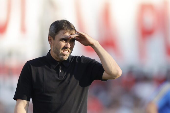 El entrenador de River Plate, Eduardo Coudet, reacciona el pasado 19 de abril, durante un partido de la Liga Profesional Argentina. EFE/ Juan Ignacio Roncoroni
