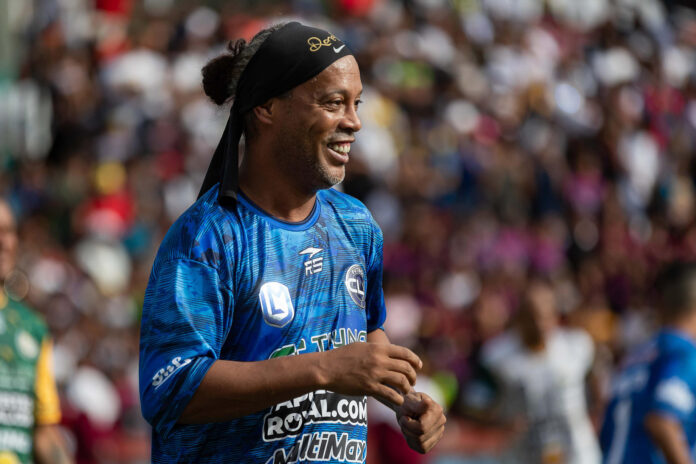 Imagen de archivo de Ronaldinho en un partido de exhibición en Venezuela.EFE/ Ronald Peña
