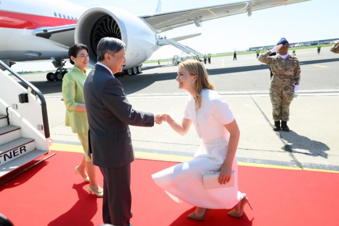 El emperador Naruhito de Japón y su esposa, la emperatriz Masako, son recibidos por la princesa Isabel de Bélgica a su llegada al aeropuerto de Melsbroek en Bruselas. EFE/EPA/PHILIP REYNAERS / POOL
