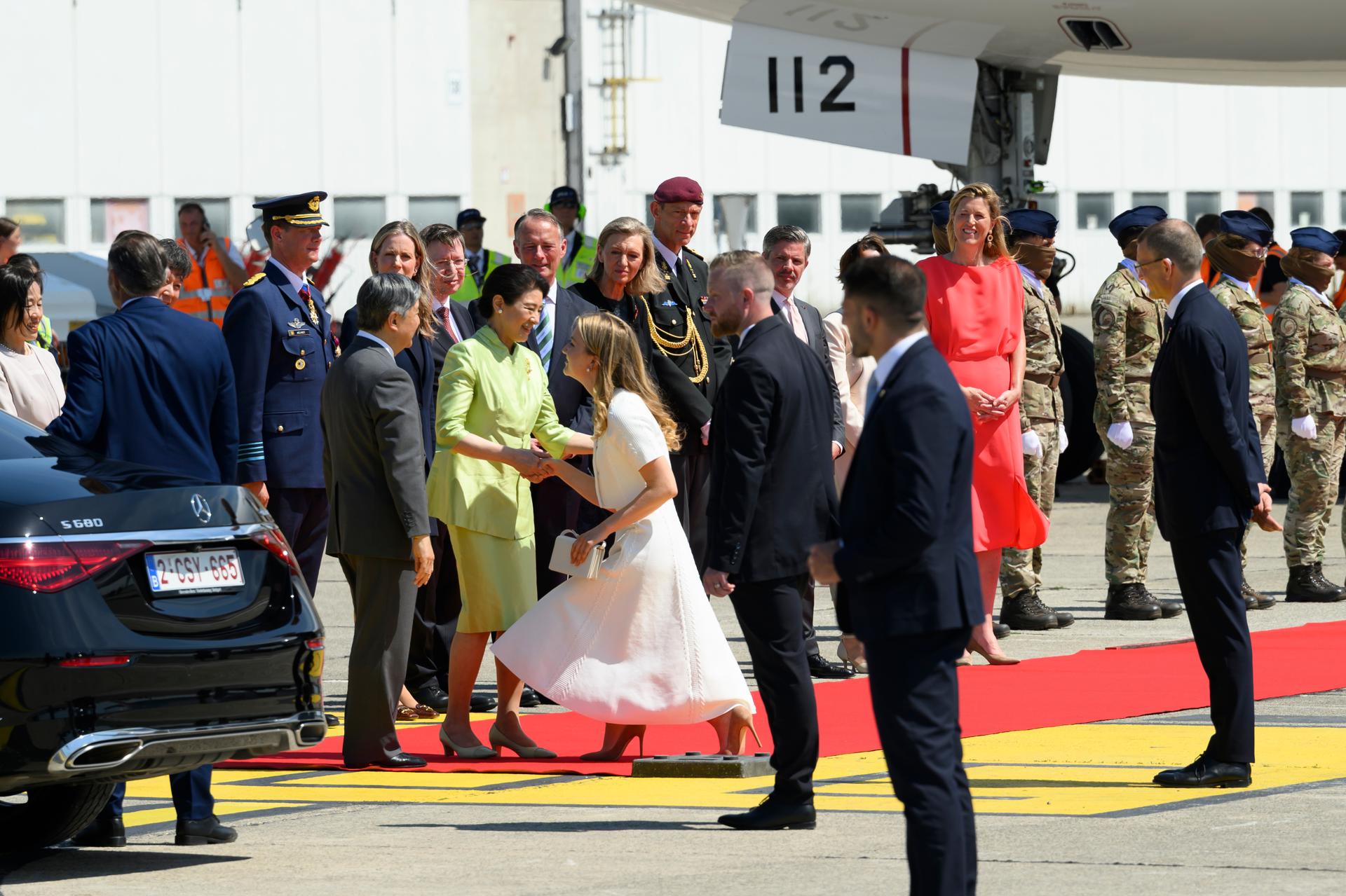 El emperador Naruhito de Japón y su esposa, la emperatriz Masako, son recibidos por la princesa Isabel de Bélgica a su llegada al aeropuerto de Melsbroek en Bruselas. EFE/EPA/PHILIP REYNAERS / POOL</p>