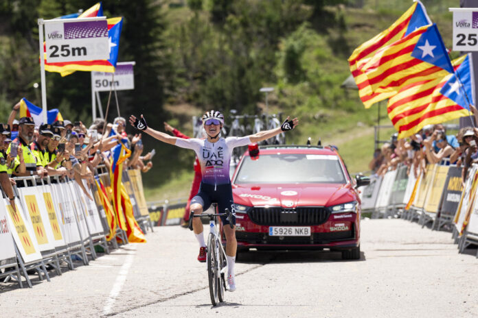 La ciclista española del UAE Paula Blasi gana la segunda etapa de la Volta Ciclista a Catalunya femenina, de 130 kilómetros con inicio en Sant Vicenç de Castellet y final en La Molina (Barcelona). EFE/ Siu Wu

