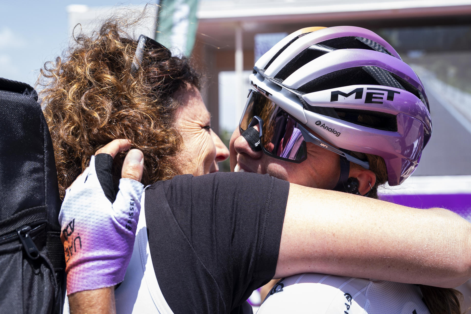 La ciclista española del UAE Paula Blasi celebra tras ganar la segunda etapa de la Volta Ciclista a Catalunya femenina, de 130 kilómetros con inicio en Sant Vicenç de Castellet y final en La Molina (Barcelona). EFE/ Siu Wu
