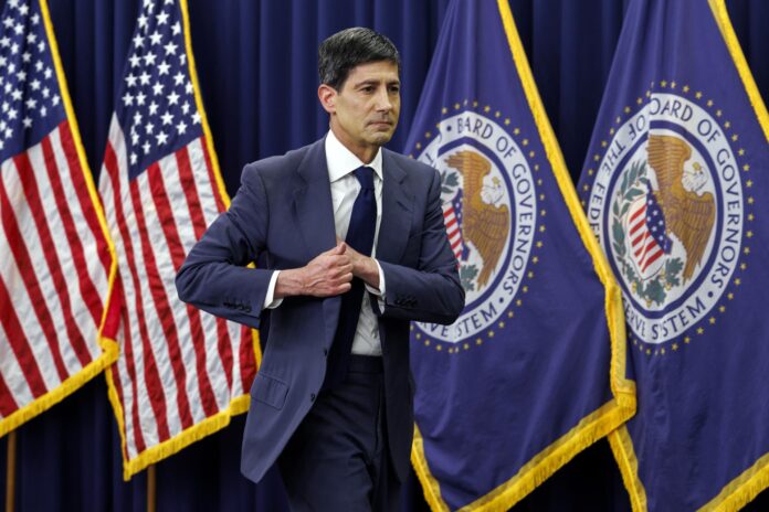 Imagen de archivo del presidente de la Junta de la Reserva Federal de EE.UU., Kevin Warsh, tras una rueda de prensa en la Reserva Federal en Washington, DC, EE.UU., el 17 de junio de 2026. EFE/EPA/WILL OLIVER
