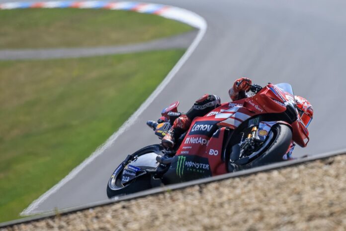 El piloto italiano Francesco Bagnaia, este sábado en el marco del Gran Premio de MotoGP de la República Checa, en Brno. EFE/MARTIN DIVISEK
