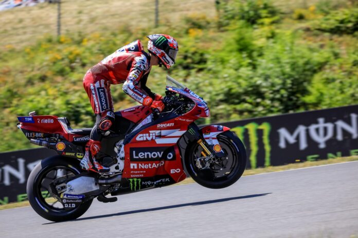 El piloto italiano Francesco Bagnaia, este sábado, en el marco del Gran Premio de la República Checa de MotoGP, en Brno. EFE/ MARTIN DIVISEK

