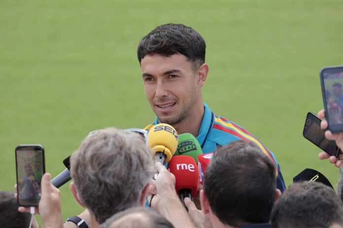 El centrocampista de la selección española Martin Zubimendi atiende a los medios este sábado en Atlanta durante el entrenamiento del equipo, en la víspera del partido del Mundial 2026 que les enfrenta a Araba Saudí. EFE/Lavandeira Jr
