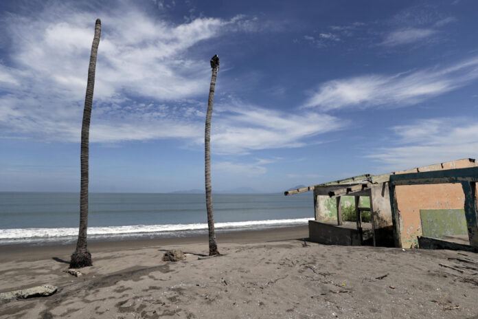 Fotografía del 18 de junio de 2026 que muestra escombros de una casa en la playa de la aldea Cedeño, al sur de Honduras. EFE/Gustavo Amador
