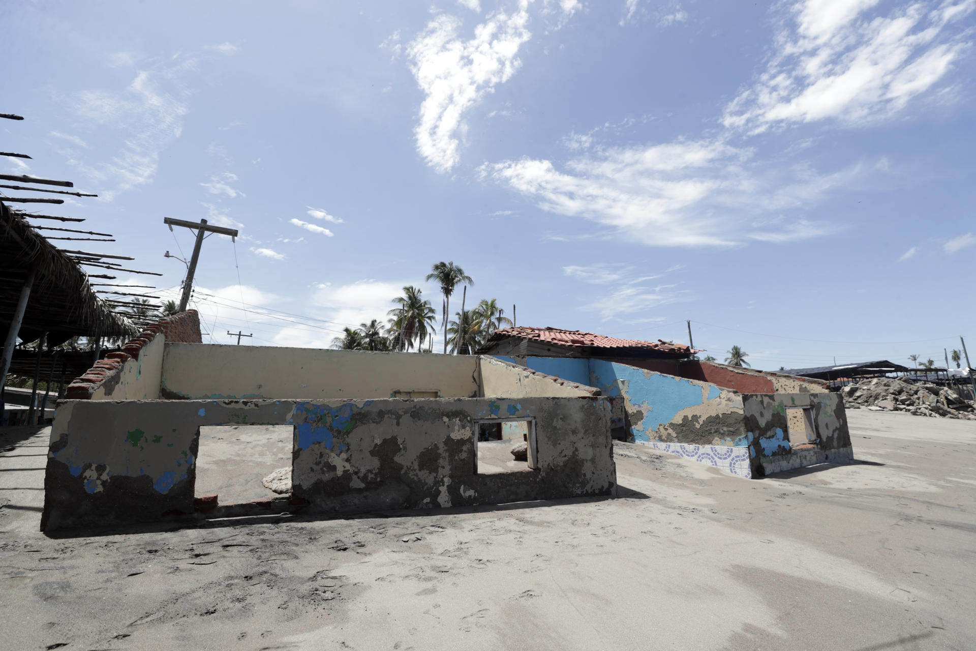 Fotografía del 18 de junio de 2026 que muestra escombros de una casa en la playa de la aldea Cedeño, al sur de Honduras.EFE/Gustavo Amador
