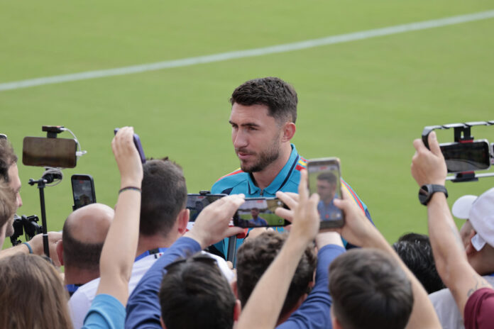 El defensa de la selección española Aymeric Laporte atiende a los medios este sábado en Atlanta durante el entrenamiento del equipo, en la víspera del partido del Mundial 2026 que les enfrenta a Araba Saudí. EFE/Lavandeira Jr
