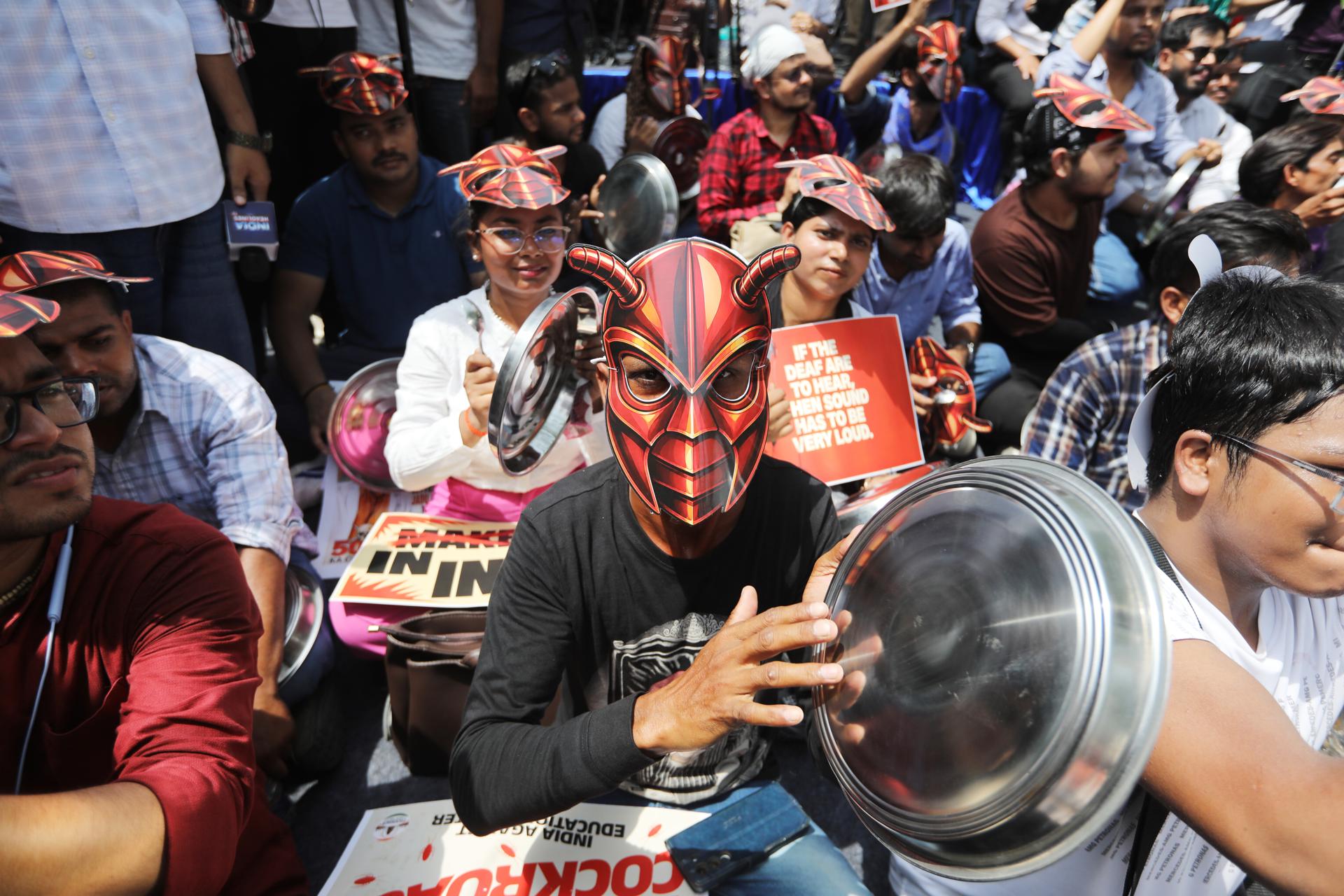 Partidarios del movimiento juvenil CJP, vestidos con máscaras de cucaracha, participan en una manifestación en Nueva Delhi. EFE/EPA/VIJAY PANDEY
