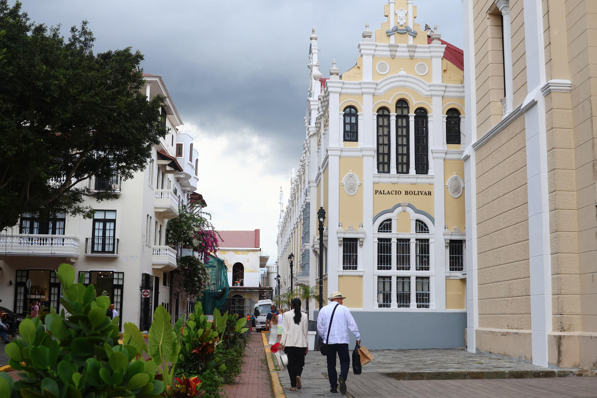Personas caminan a las afueras de la cancillería este 19 de junio de 2026, lugar donde se desarrollarán los actos del bicentenario del Congreso Anfictiónico de 1826 en Ciudad de Panamá (Panamá). EFE/ Carlos Lemos