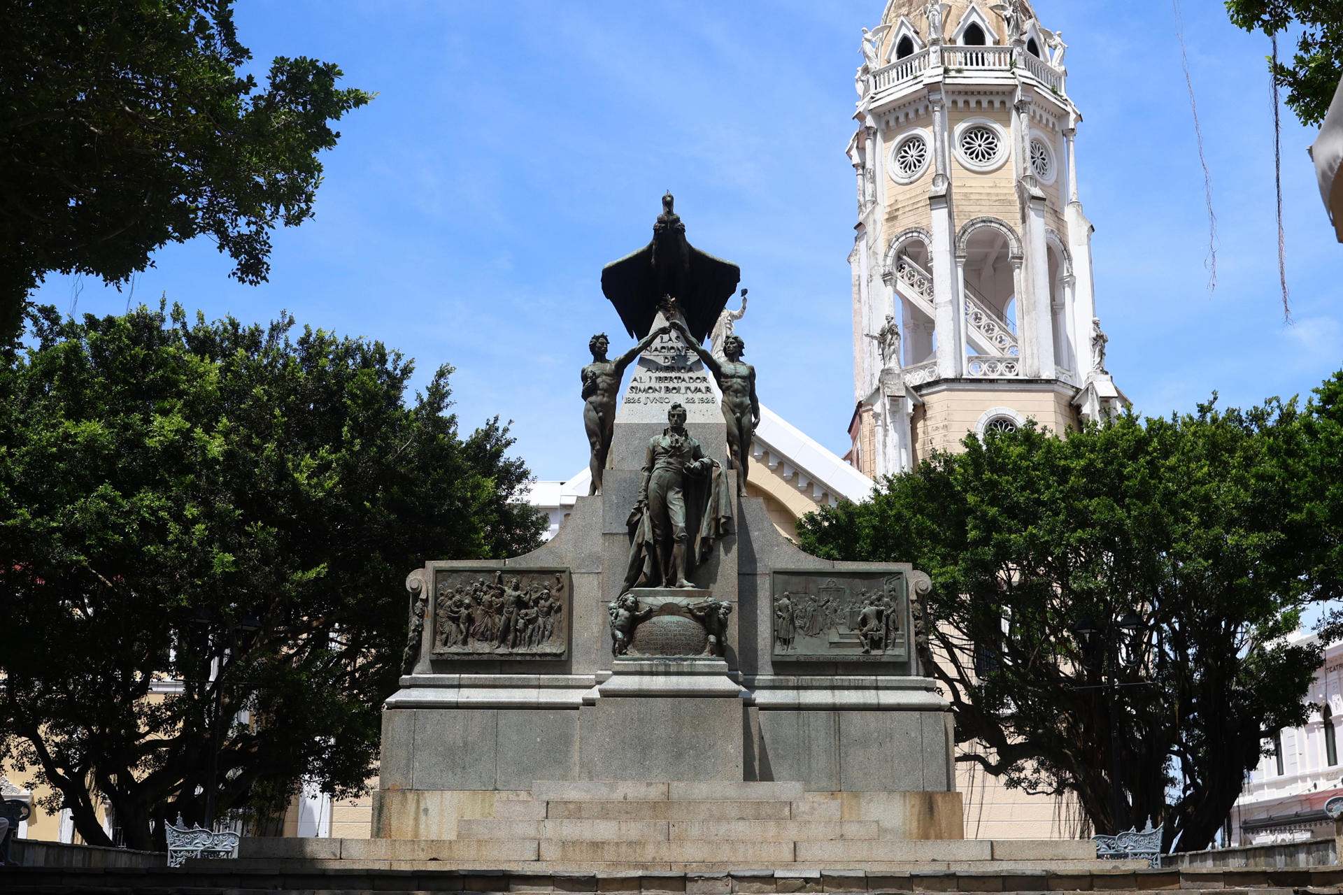 Fotografía que muestra un monumento a Simón Bolívar este 19 de junio de 2026, en Ciudad de Panamá (Panamá). EFE/ Carlos Lemos